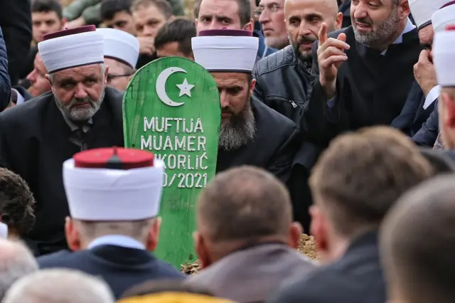 Kavazović je u obraćanju istakao da Zukorlić nikoga nije ostavljao ravnodušnim kao i da je uživao veliko poštovanje i među protivnicima.