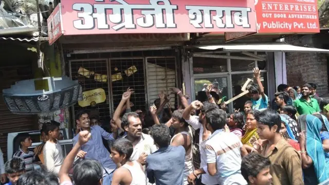 कानपुर में महिलाएं कर रही हैं शराब की दुकानों का विरोध