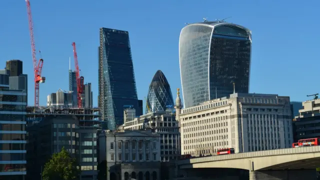 外号""奶酪擦子"商业大楼(左)和外号"对讲机"商业大楼(右)