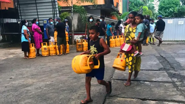 গ্যাস সঙ্কটের জেরে বাড়িতে রান্নাবান্নার কাজও বন্ধ।