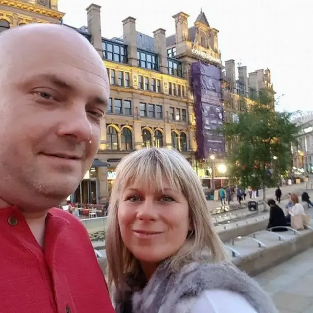 Pareja de padres de familia.