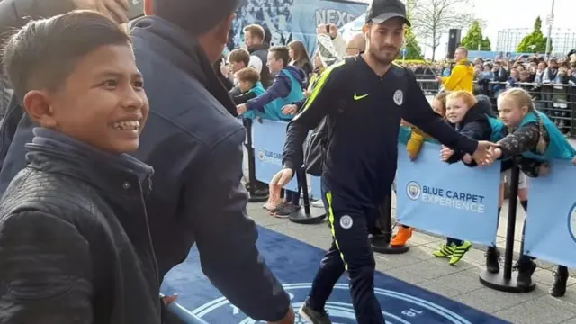 David Silva masuk stadion sebelum pertandingan melawan Leicester City.
