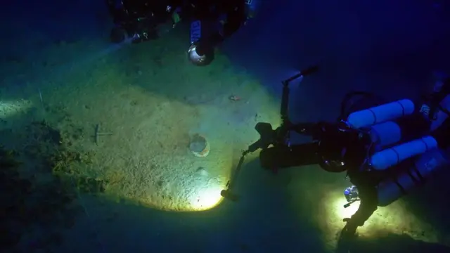 ఏగేటస్ యుద్ధ ప్రాంతంలో సముద్రగర్భంలో కనిపించిన శిరస్త్రాణాన్ని పరిశీలిస్తున్న డైవర్లు