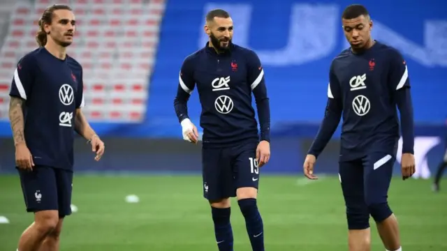 Los jugadores franceses Antoine Griezmann, Karim Benzema y Kylian Mbappé.