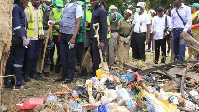 Nigeria Minister of Environment waka do clean up for Jabe Lake inside Abuja, Nigeria ontop #BeatPasticPollution 2018 World Environment Day