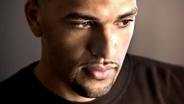 गम्भीर देखिने पुरुष