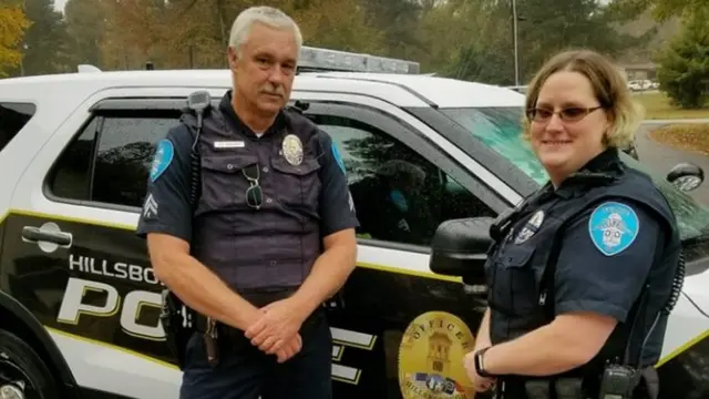 Keith Bradshaw e Candace Spragins ao lado da vitatura da polícia