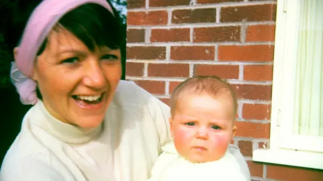 Bea Jones con Moira cuando era bebé.