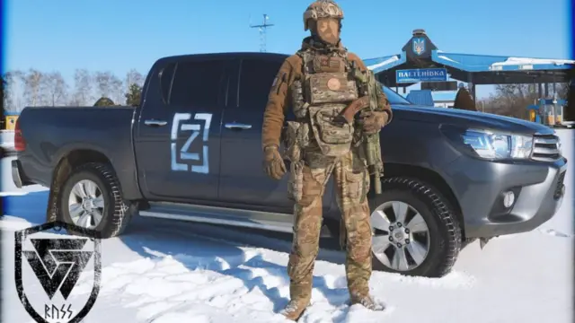 Фото бійця ДШРГ "Русич" з емблемою "Валькнут"