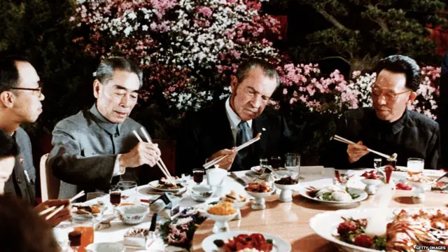 ਫੇਰੀ ਦੌਰਾਨ ਅਮਰੀਕੀਆਂ ਪ੍ਰਤੀ ਚੀਨੀ ਸਰਕਾਰ ਦਾ ਸਾਧਾਰਣ ਰਵੱਈਆ ਹੀ ਸੀ- "ਨਾ ਤਾਂ ਨਿਮਰ ਅਤੇ ਨਾ ਹੰਕਾਰ, ਨਾ ਠੰਢਾ ਤੇ ਨਾ ਹੀ ਗਰਮ