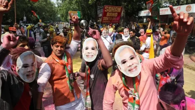 बीजेपी कार्यकर्ता जीत का जश्न मनाते हुए