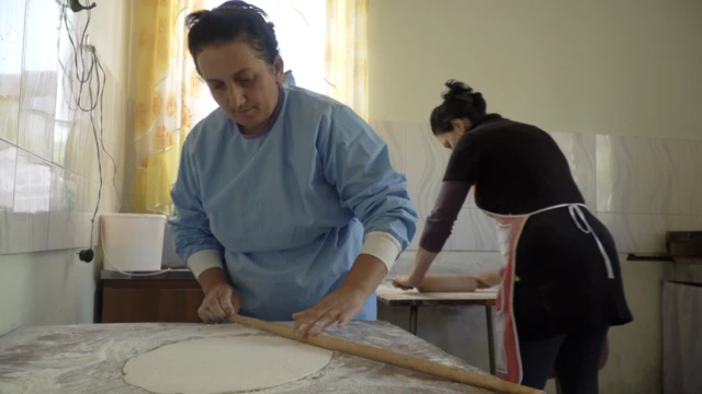 Женщины, живущие в поселке ливанских армян пекут лаваш для общины и для воюющих в Карабахе