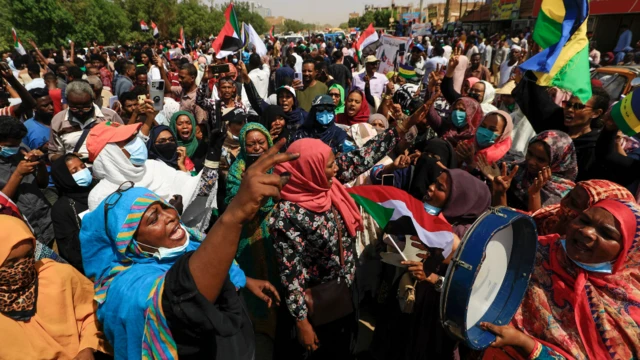 Des manifestants soudanais descendent dans les rues de la capitale Khartoum pour exiger la transition du gouvernement vers un régime civil - 21 octobre 2021.