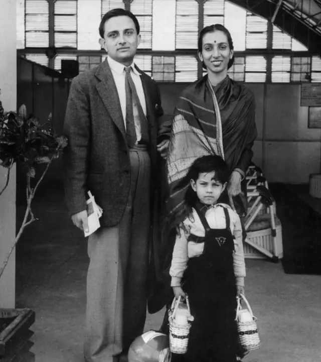 વિક્રમ સારાભાઈ અને તેમના પત્ની મૃણાલિની સારાભાઈ સાથે કાર્તિકેય સારાભાઈ