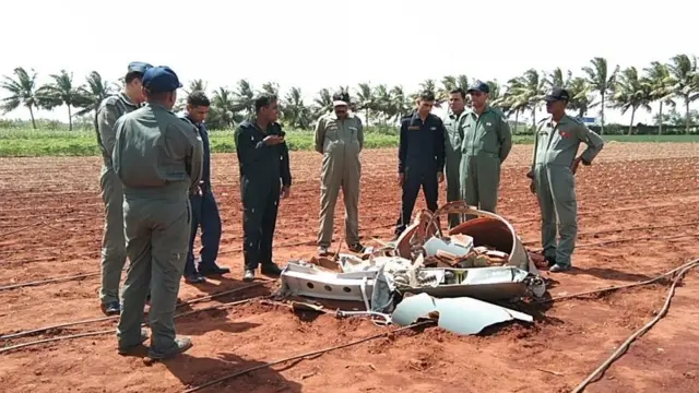 'பயிற்சி விமானத்தின் எரிபொருள் டேங்க் கழன்று விழுந்ததால் பரபரப்பு'