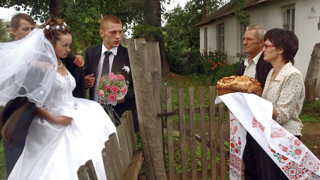 Родители жениха встречают невестку. Челябинская облась