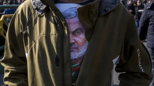 به روایت آمریکایی‌ها پس از سخنرانی "محور شرارت" جورج بوش پس، مذاکره‌کننده ایرانی به کراکر می‌گوید سلیمانی از خشم به خودش می‌پیچد و با این اتفاق موقعیتش به خطر افتاده است