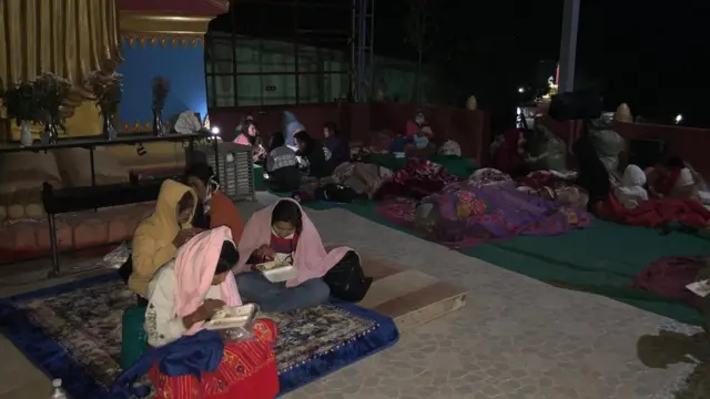 စစ်ဆေးပြီးသူတွကို ဘုရားဝန်းထဲနေရာချပေး