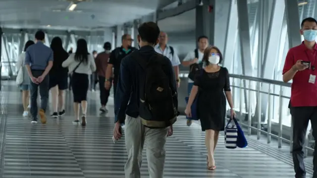 Warga berjalan di lorong khusus pejalan kaki di Kuala Lumpur