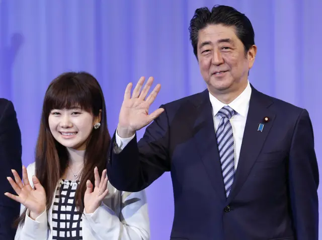 福原愛(左)與安倍晉三(右)(5/3/2017)