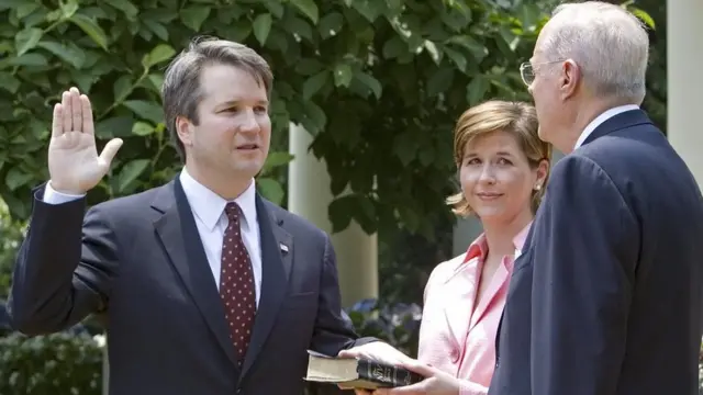 برت کاوانا در سال ۲۰۰۶ برای به عهده گرفتن کرسی قضاوت دادگاه تجدید نظر در دی سی مقابل قاضی کندی سوگند یاد کرد