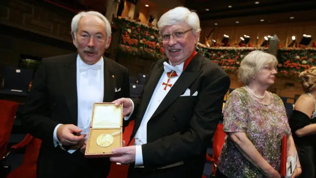 El físico alemán Peter Grünberg con la medalla del premio nobel que recibió en 2007.