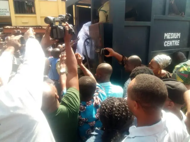 Pasitọ Alfa Babatunde n wọ inu ọkọ ti wọn fi gbe e lọ si ẹwọn