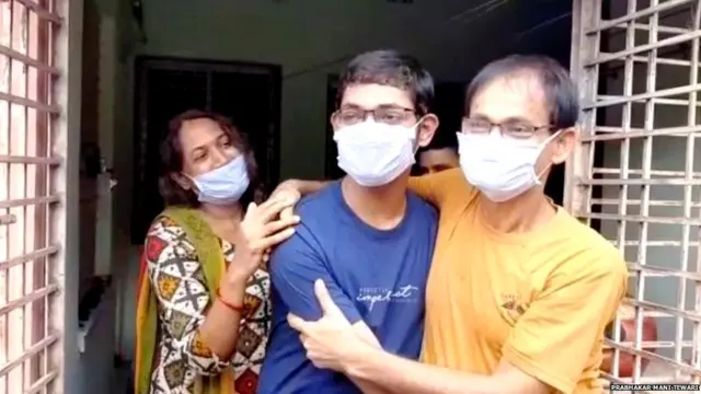 शुभम अपने माता-पिता के साथ