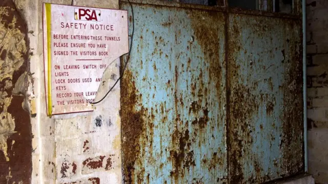 На служебном входе авиационного завода сохранился щит с инструкцией по технике безопасности