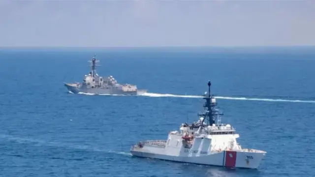 美国伯克级导弹驱逐舰“纪德”号（USS Kidd）和海岸防卫队巡逻舰“穆洛”号（Munro）在2021年8月27日通过台湾海峡。