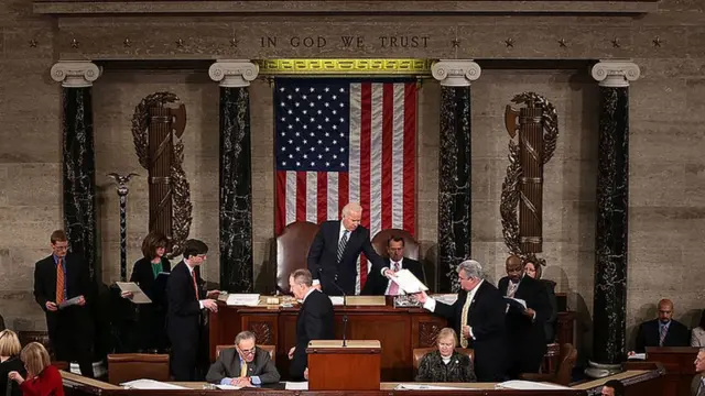 Джо Байден (в этот момент - вице-президент США) во время процедуры утверждения результатов голосования выборщиков в конгрессе в 2012 году