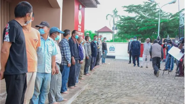 Awọn afunrasi naa lasiko ti awọn agbofinro n fi oju wọn han