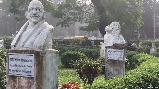 ढाका में बने पार्क में लगी महात्मा गांधी और रविंद्रनाथ टेगौर की प्रतिमाएं