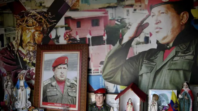 Sebuah 'altar' didedikasikan untuk pemimpin Revolusi Bolivia, Hugo Chavez