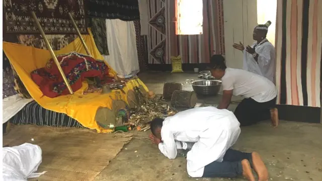 Awọn eeyan to n gbadura niwaju ẹru Ọṣun ti arugba fẹ ru