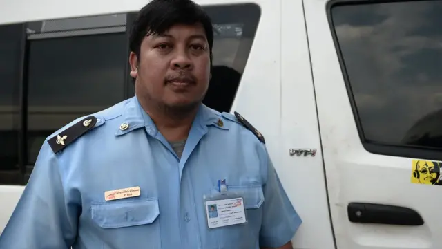 นรินทร์ศักดิ์ ขับรถตู้มาตั้งแต่ปี 53 ซึ่งในสมัยนั้นรถของเขายังเป็นรถผิดกฎหมาย