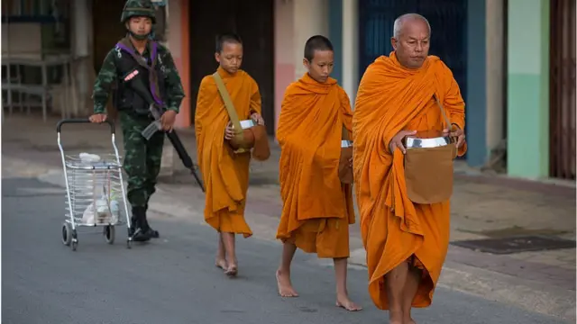 ထိုင်းနိုင်ငံ တောင်ပိုင်းက ဆွမ်းခံ သံဃာများ ကို စစ်သား တဉီးမှ လိုက်ပါ စောင့်ရှောက်