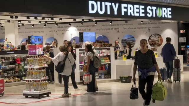 Жінки купують у крамниці