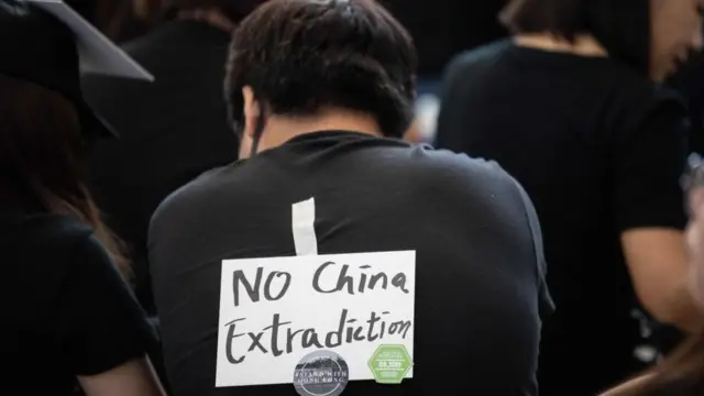 চীনে অপরাধী প্রত্যর্পণের অনুমতি দেওয়া নিয়ে প্রস্তাবিত একটি আইন বাতিলের দাবি করছেন বিক্ষোভকারীরা
