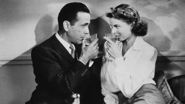 Rik i Ilsa nazdravljaju Parizu i jedno drugom pre nacističke okupacije