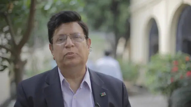 সাবেক কূটনীতিক এবং আমেরিকার একটি বিশ্ববিদ্যালয়ে দীর্ঘদিন ধরে শিক্ষকতা করেছেন ড: এম এ মোমেন।