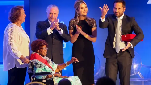 Dona Ivone recebendo Ordem do Mérito Cultural 2016 das mãosinstalar caça níquelMichel Temer