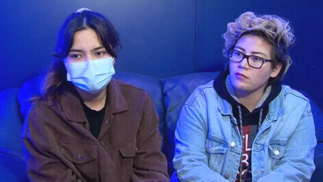 مژده (راست) فاطمه ٢٠ ساله ساکن بلفاست، در حال ترجمه اظهارات مژده