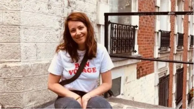 عندما بدأ تخفيف الإغلاق أخذت دلفين والآباء الصغار الآخرين مقاعد التخييم إلى شوارع مونمارتر لمشاهدة أطفالهم وهم يلعبون كرة القدم