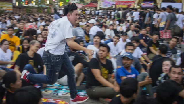 คนของขึ้นหลายคน จะวิ่งพุ่งเข้าหาบาตรน้ำมนต์ขนาดใหญ่