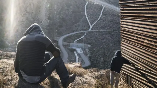 ख़तरों की परवाह किए बग़ैर अपना सफ़र तय करते हुए लोग