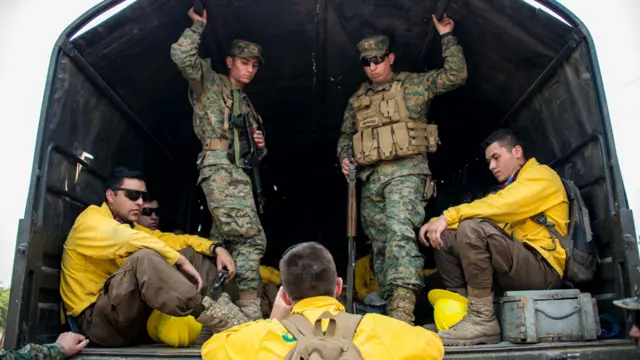 brigadistas y bomberos en Chile