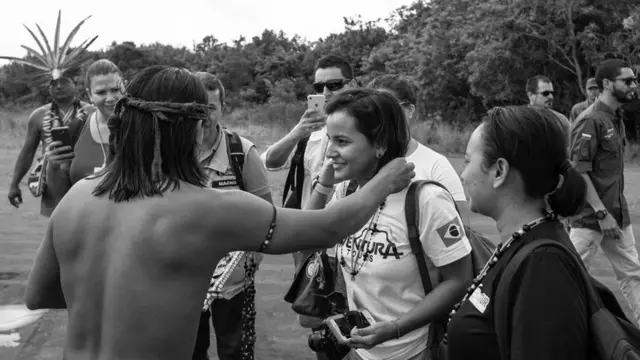 Turistas de visita en una comunidad indígena.