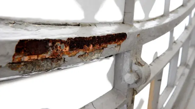 Ржавчина на железном орнаменте западного циферблата