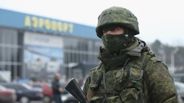 Российский солдат в симферопольском аэропорте